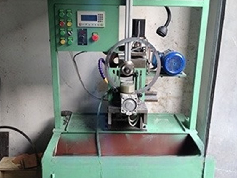 Versatile macchina per fresatura CNC e smussatura di anelli