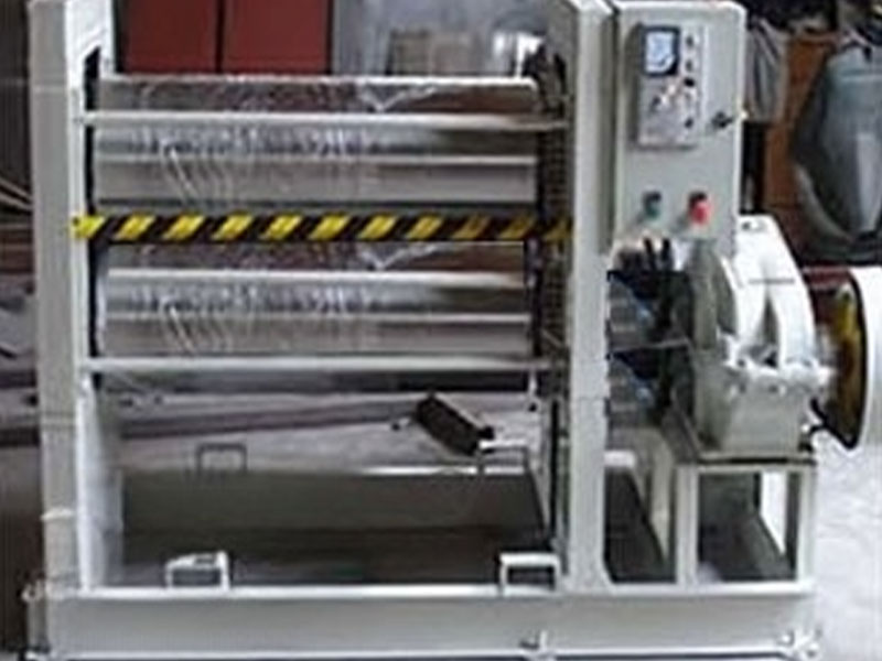 Macchina per laminazione di lastre composite ad alta precisione