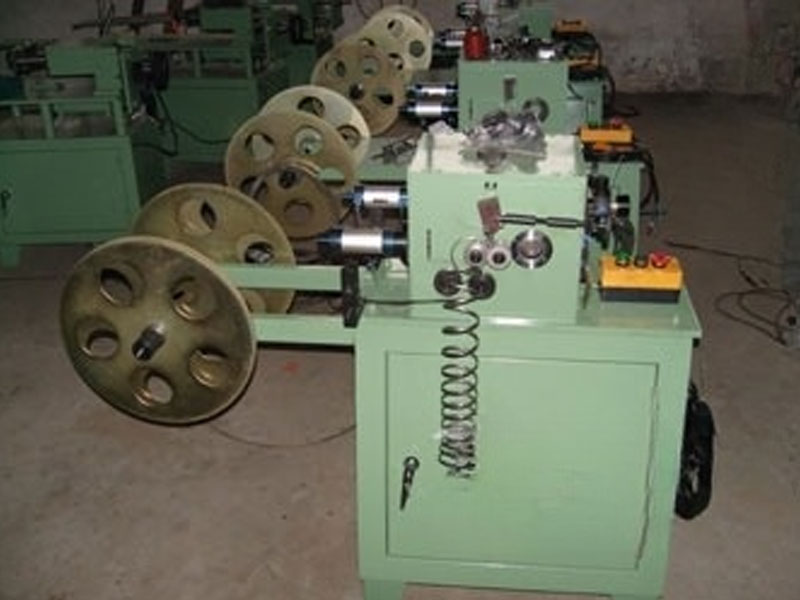 Macchina automatica per la formatura di strisce di orlo