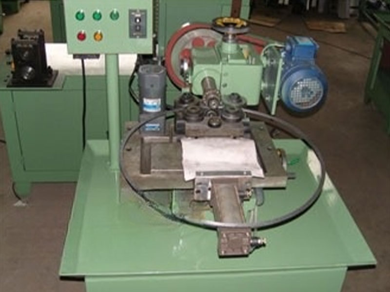 Macchina per la fabbricazione di spessori dentati di precisione